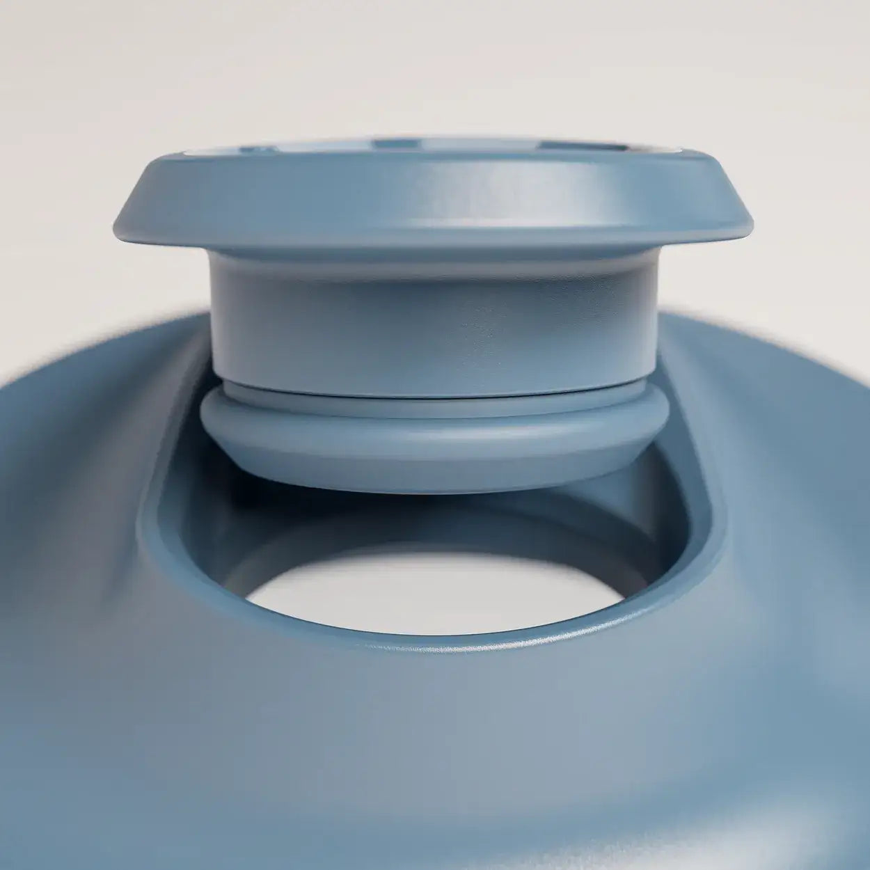 intelligent-cordless-portable-blender-v6 ICB_bottleAssembly_midnightBlue_2_2_MPCloop_edit.webp