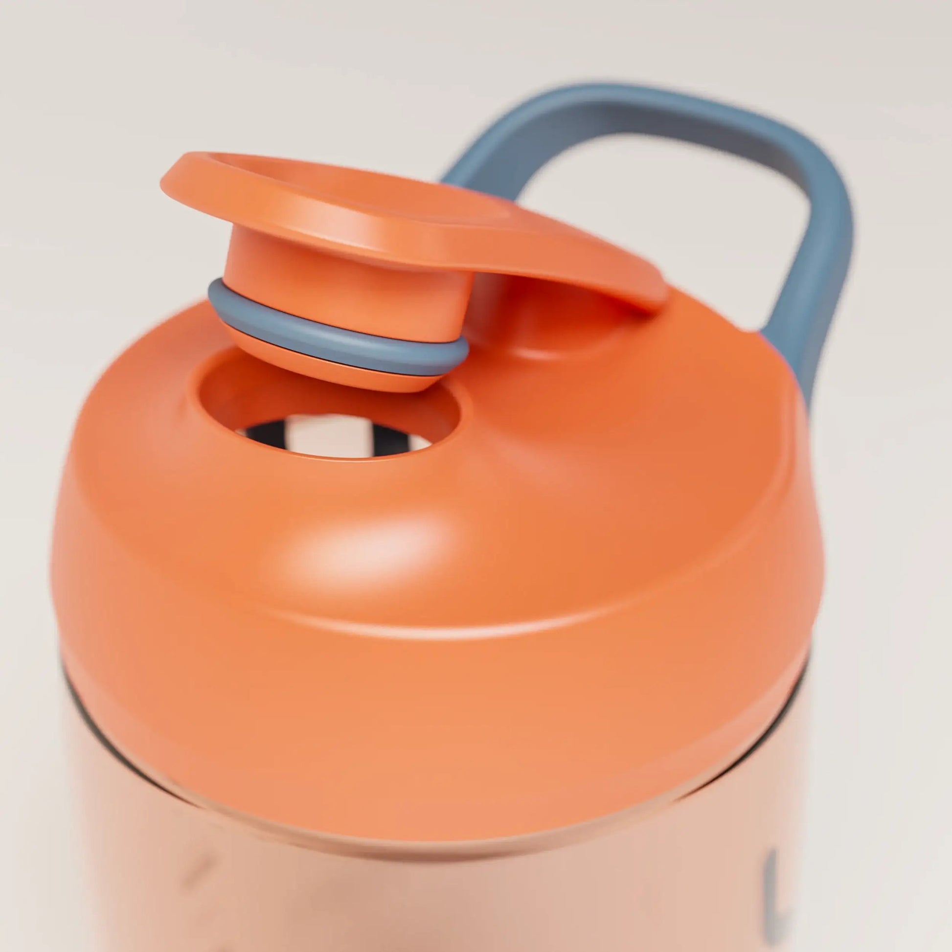 ecozen-performance-shaker-bottle-s5 SHKR_24700_P-S1.1_burntOrange_midnightBlue_2_4_highInsert_edit_5fd2c49f-de30-40e7-8d93-300097a4ce37.png