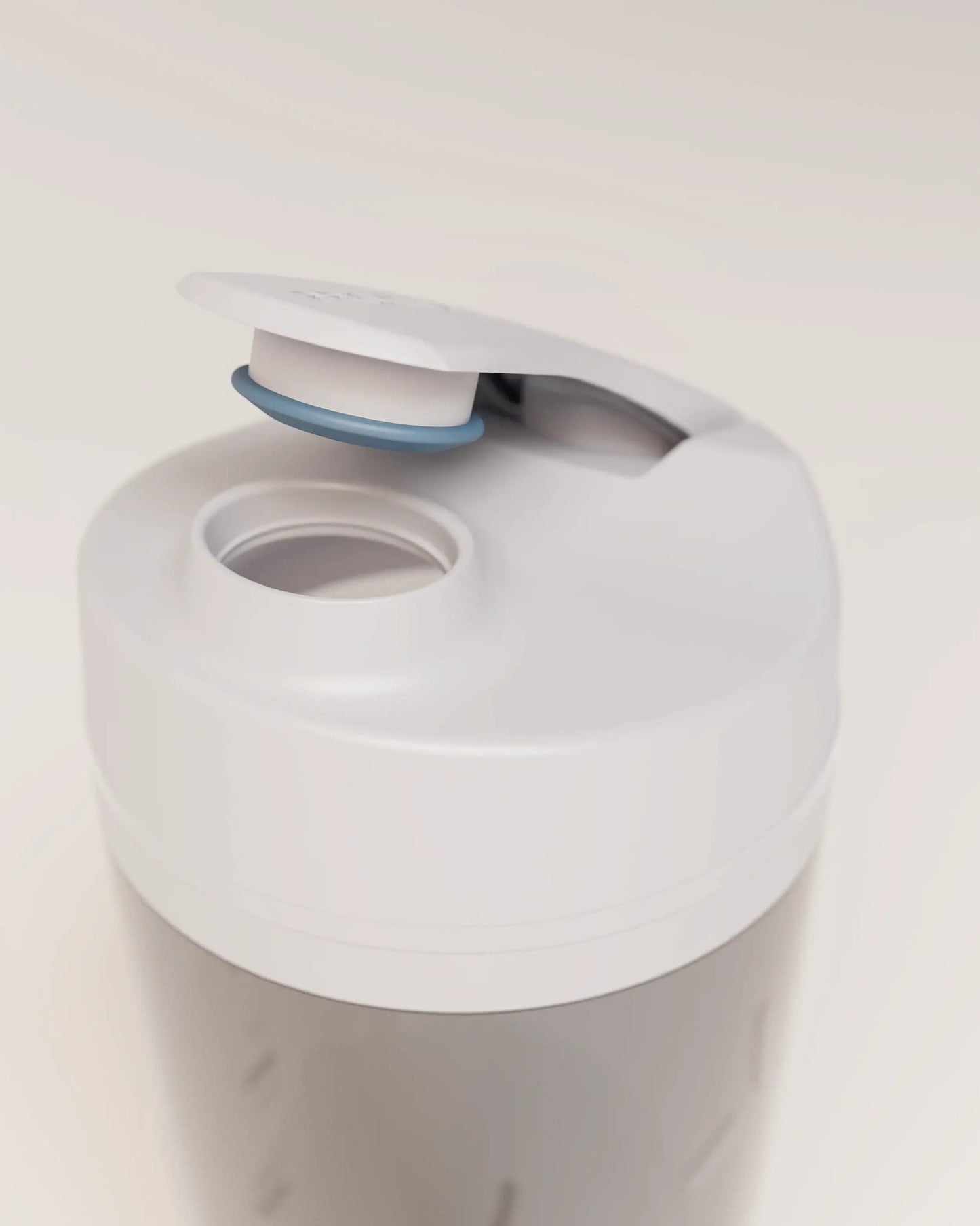 electric-shaker-bottle-g3 VM_LiPo_3.7-700_v1_coolGray_4x5_noNUTRiPOD_2_4_highInsert_EDIT.png