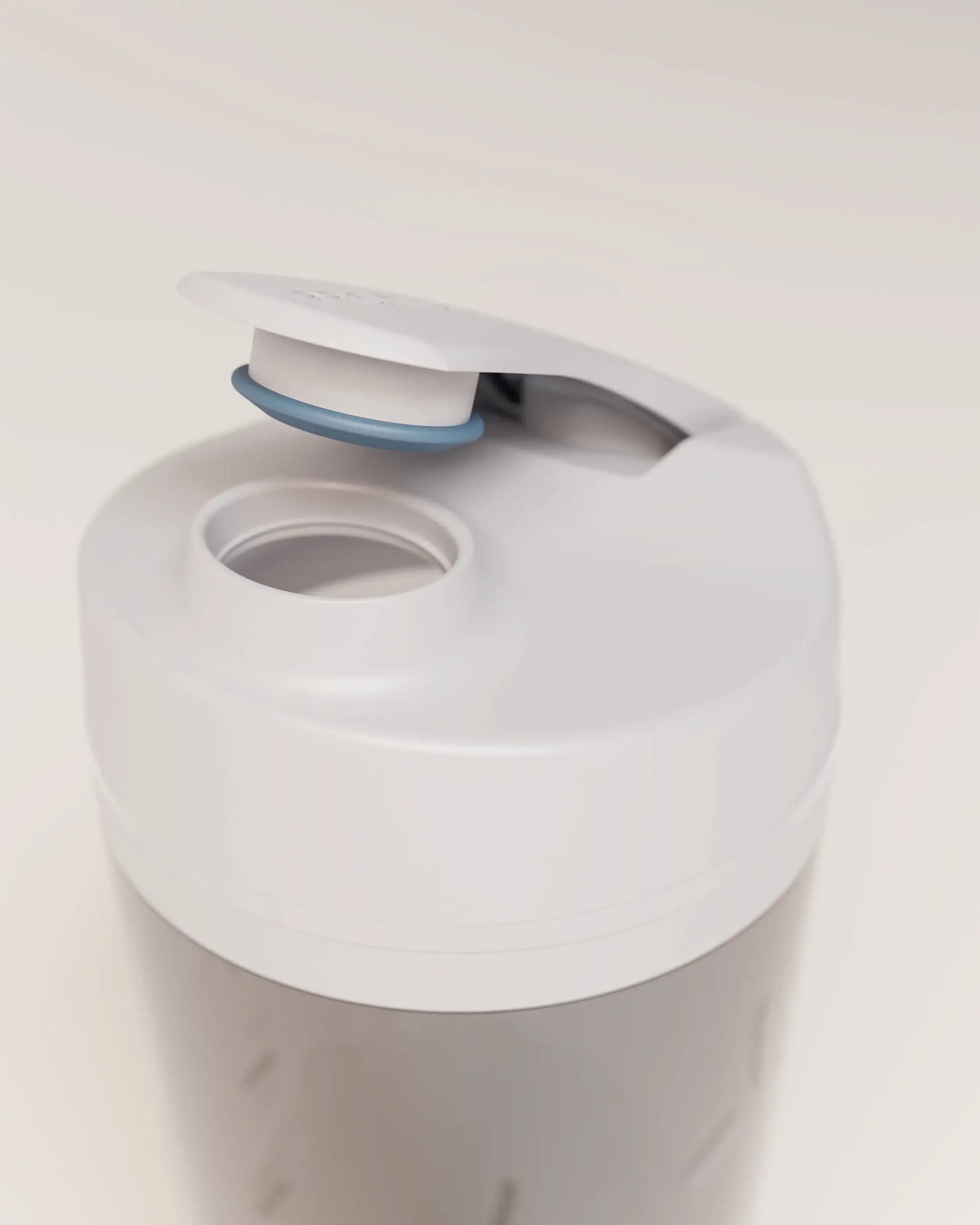 electric-shaker-bottle-g3 VM_LiPo_3.7-700_v1_coolGray_4x5_noNUTRiPOD_2_4_highInsert_EDIT.png